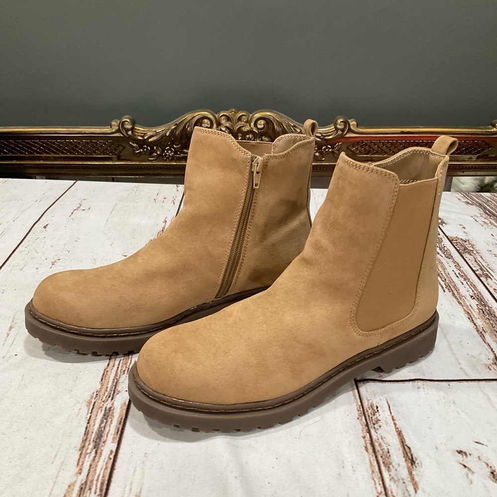 NWOT AMERICAN EAGLE ZIP UP ANKLE BOOTS